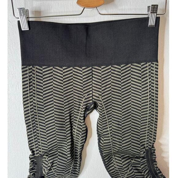 Lululemon Size 6 In the Flow Crop Heathered Fatigue Green Herringbone - Picture 2 of 8